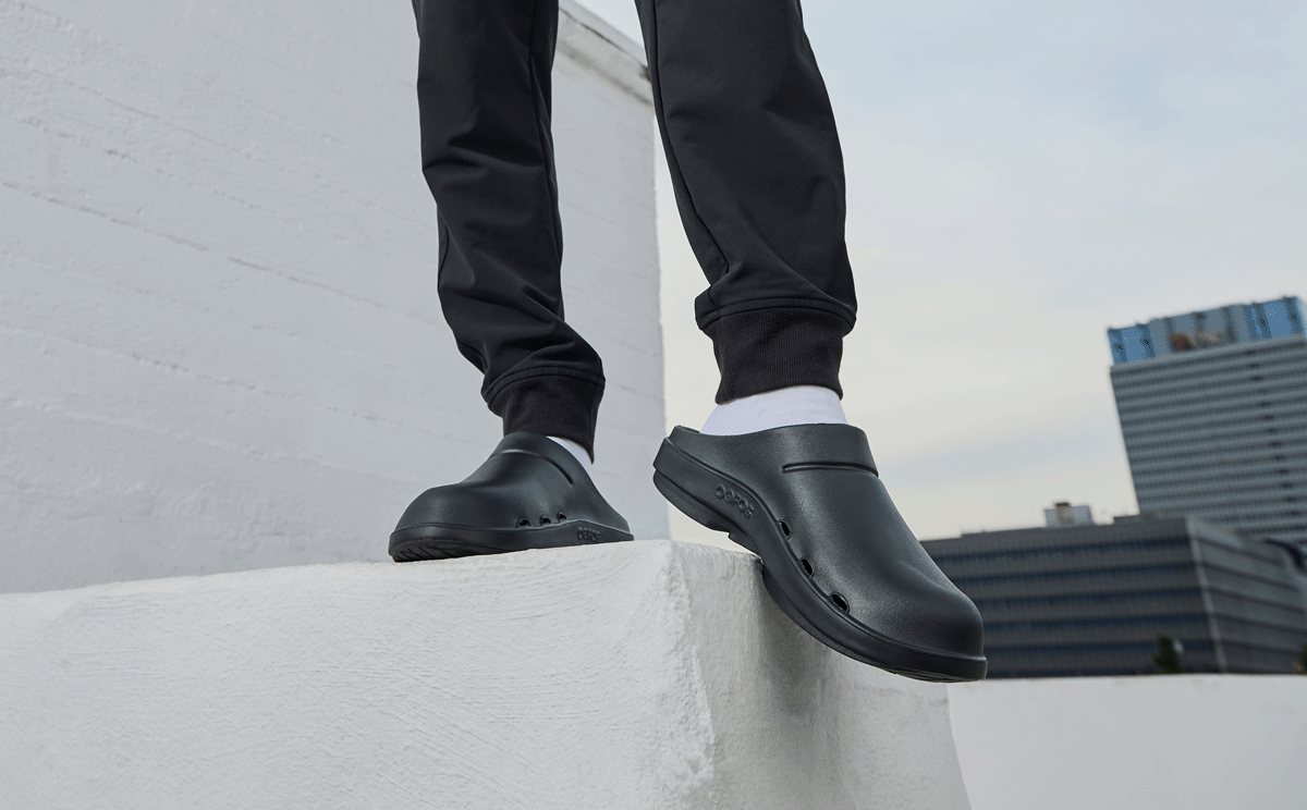 09-m_1200_blk_1 Men's OOcloog Clog - Black